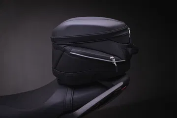 Detalle del asiento de la Triumph Trident 660, icónico diseño.