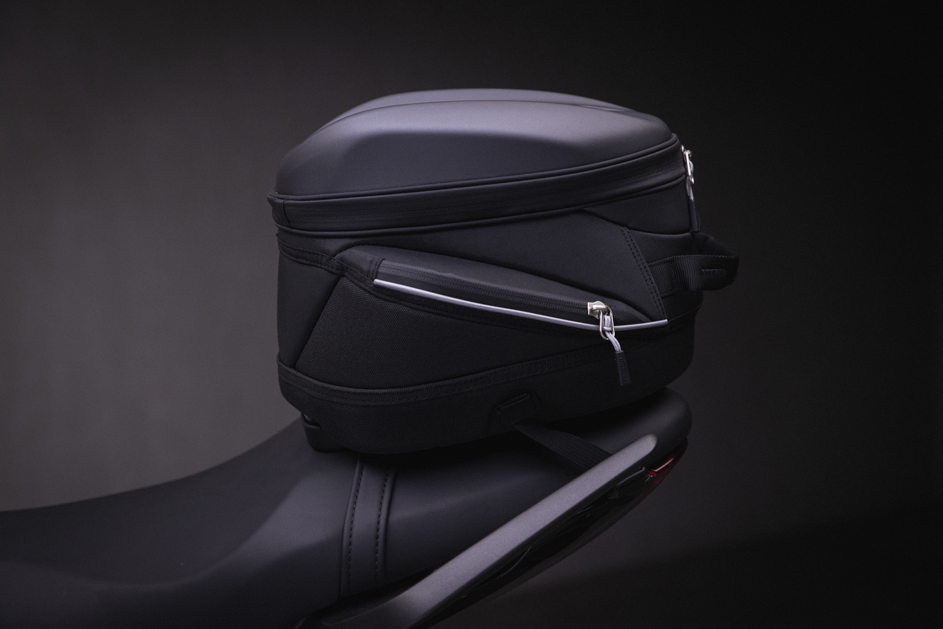 Detalle del asiento de la Triumph Trident 660, icónico diseño.