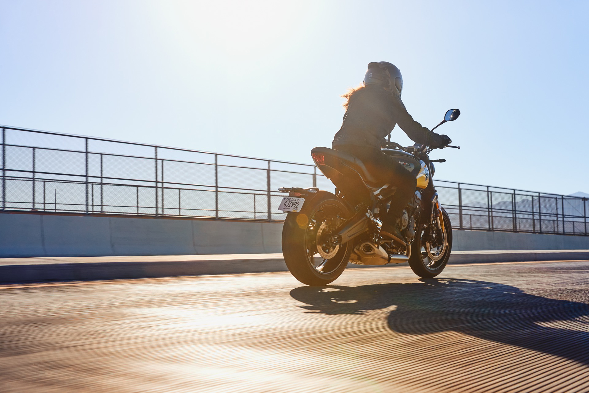 Vista lateral de la Triumph Trident 660, mostrando su diseño dinámico.