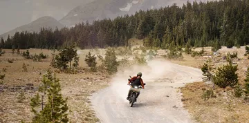 Ebike UBCO 2x2 en terreno complicado, muestra adaptabilidad y diseño robusto