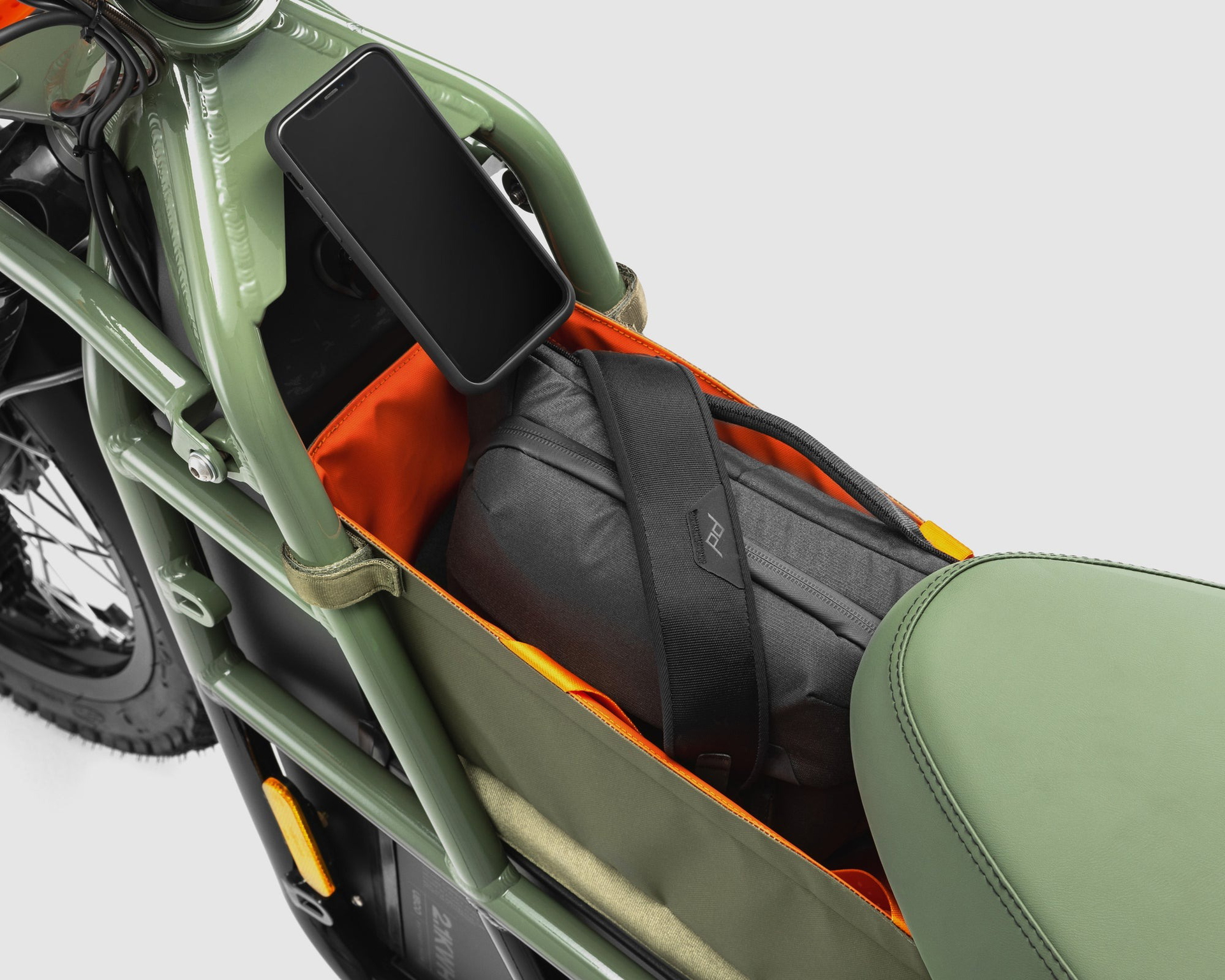 Vista lateral de la UBCO 2X2, una e-bike con diseño robusto y funcional.