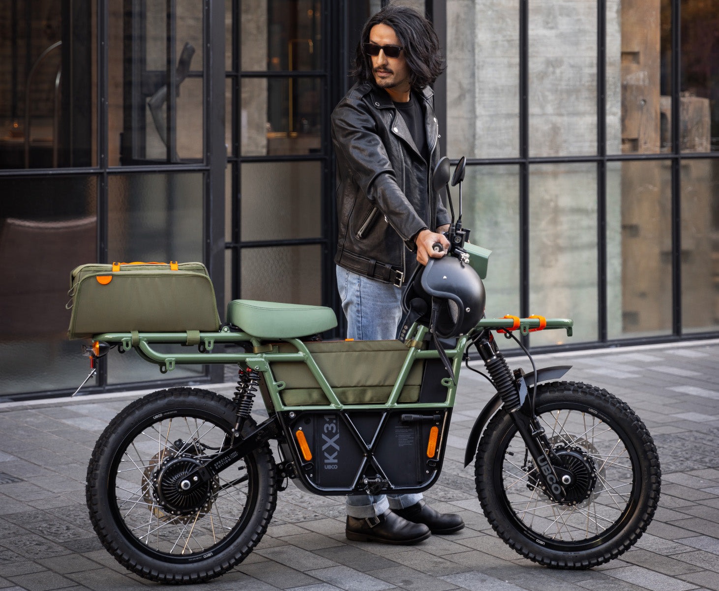 Vista lateral del UBCO 2X2, una e-bike robusta y versátil.