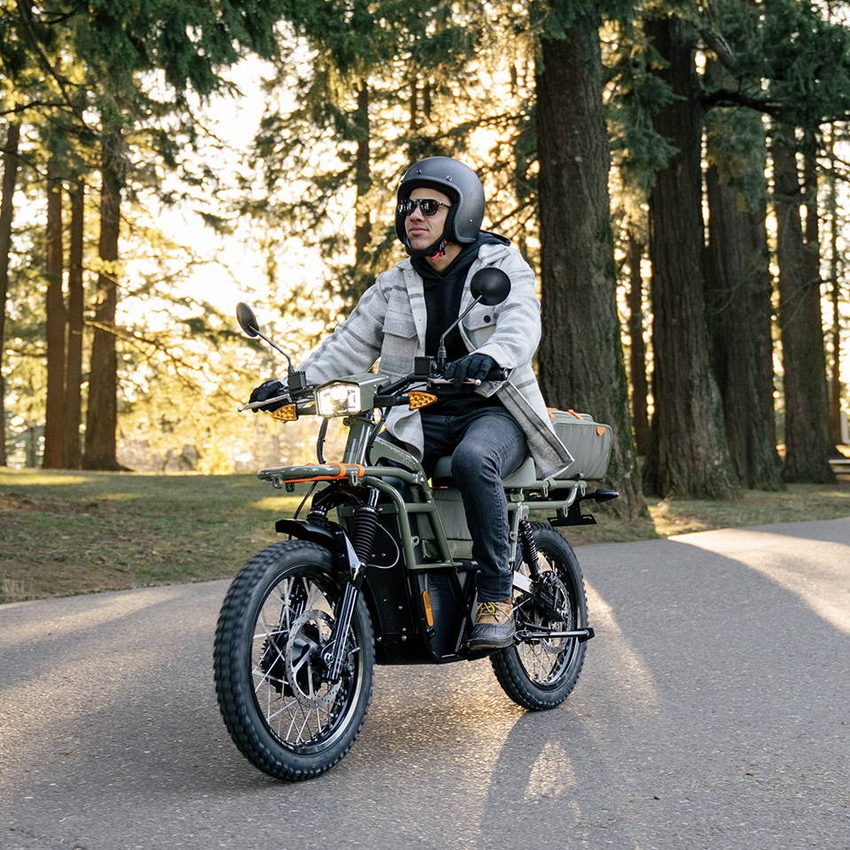 Vista lateral de la UBCO 2x2, una moto eléctrica todo terreno.