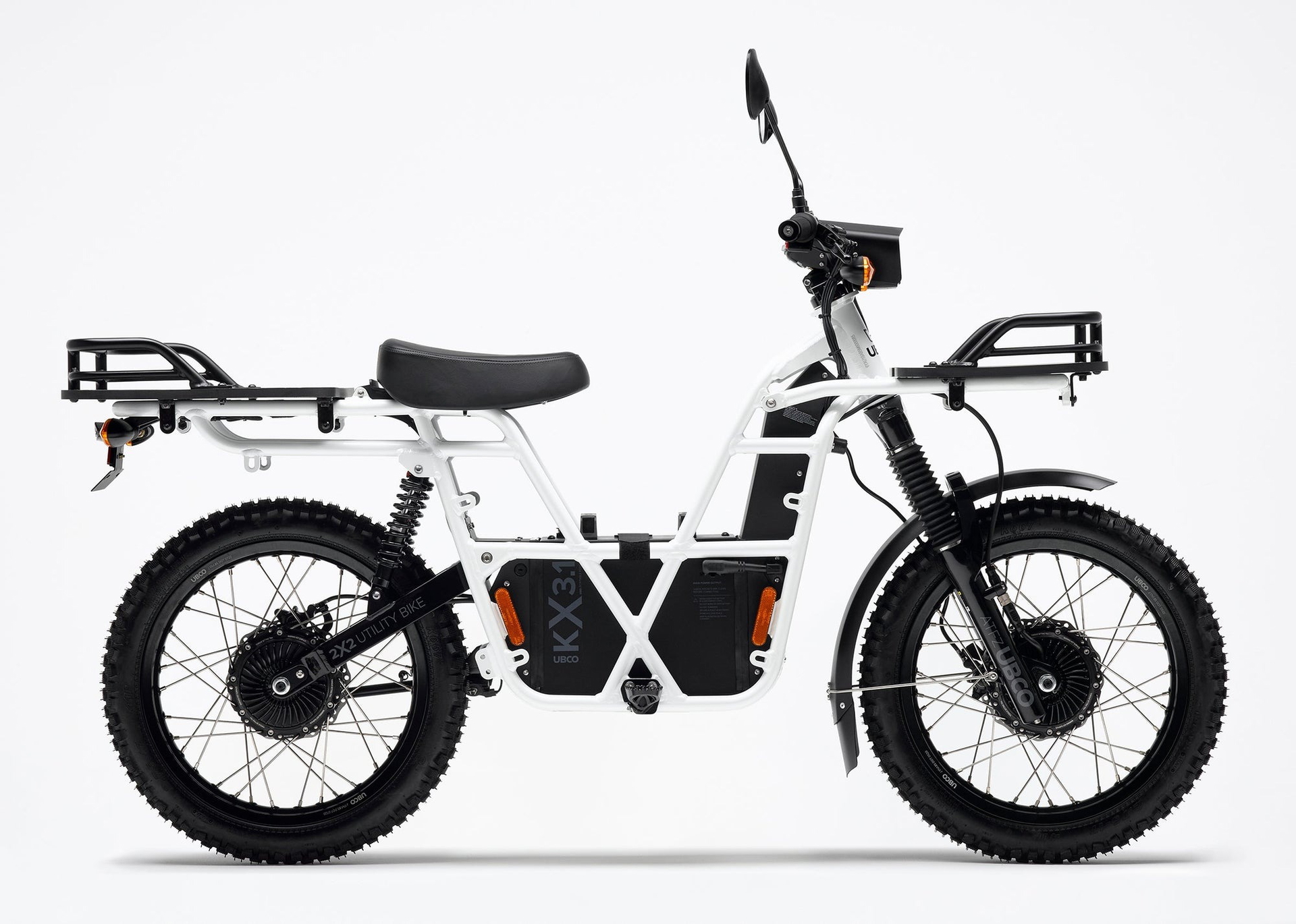 Vista lateral de la UBCO 2x2, una bicicleta eléctrica todo terreno con diseño robusto.