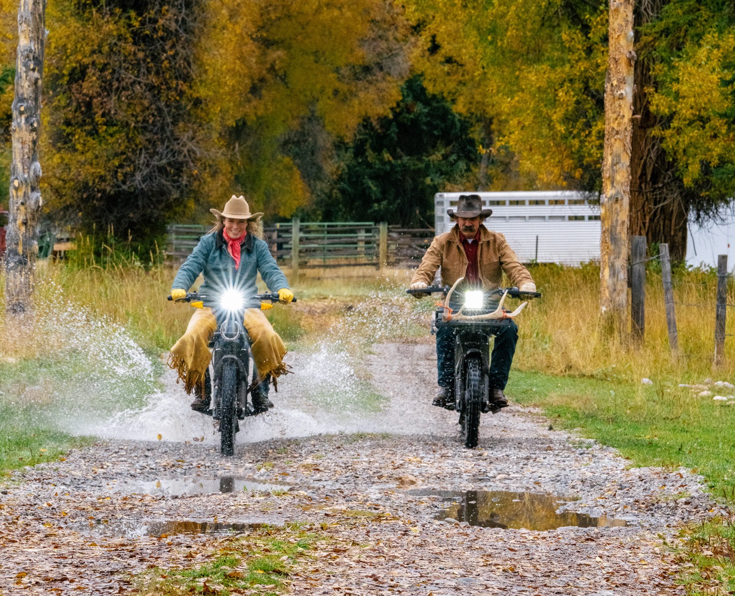 Dos e-bikes UBCO 2x2 superando terrenos acuáticos con solvencia.
