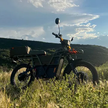 Vista lateral de UBCO 2x2 eBike en entorno natural