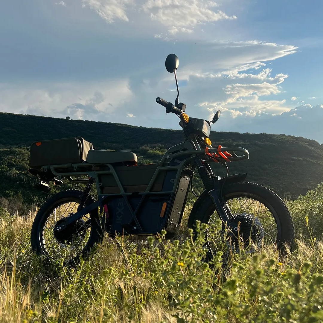 Vista lateral de UBCO 2x2 eBike en entorno natural