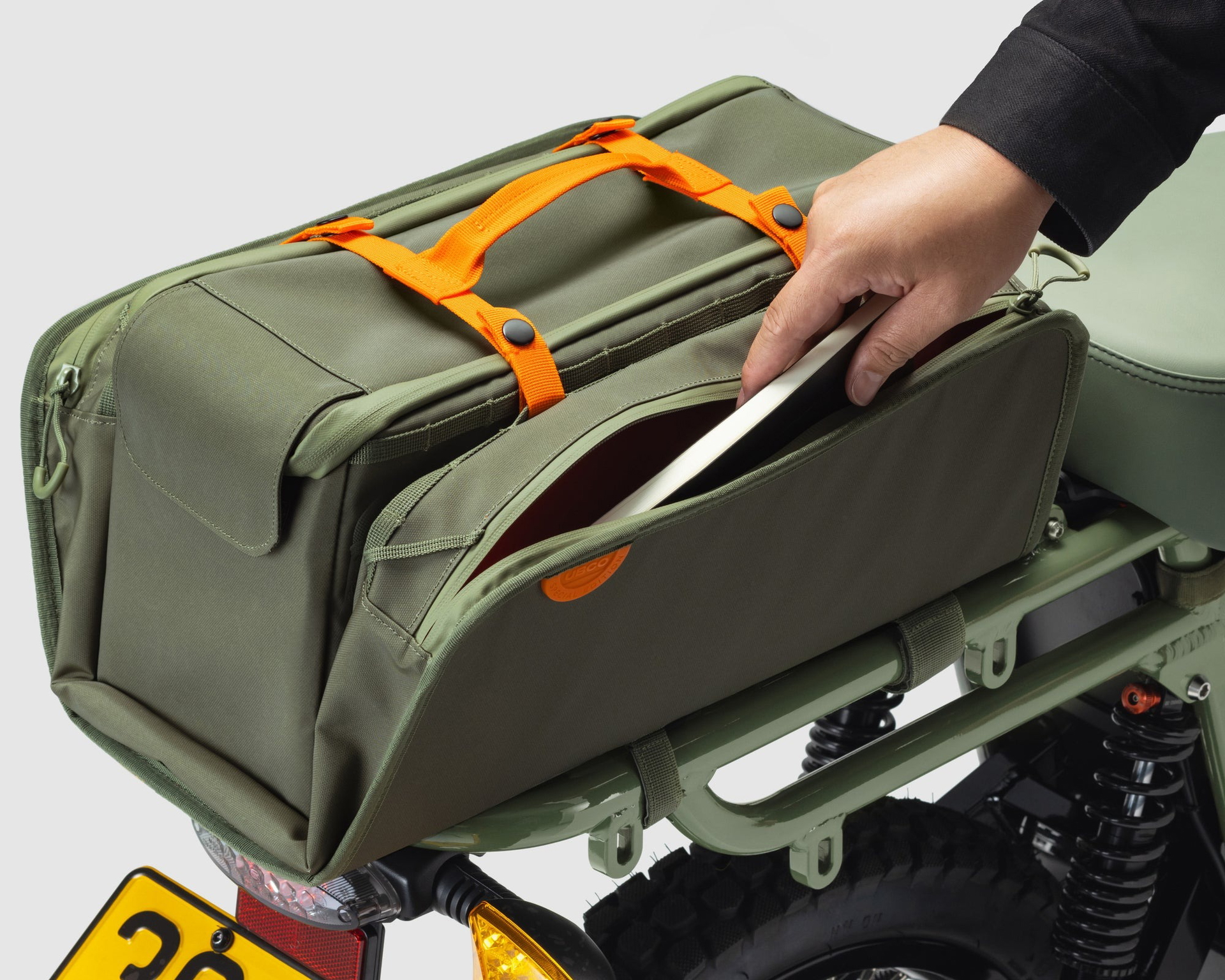 Vista de un accesorio adaptable para la ebike Ubco 2x2.
