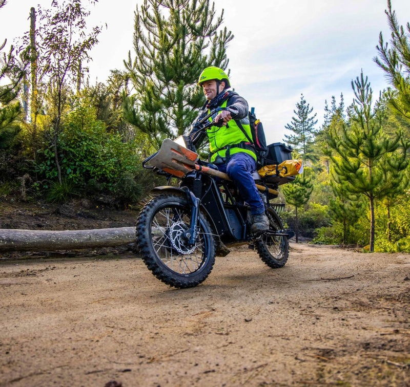 Innovadora ebike UBCO 2x2 en pleno dinamismo por terreno off-road.