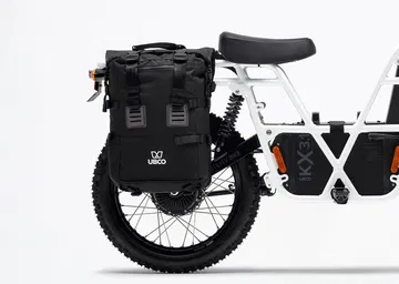 Vista lateral de la UBCO 2x2, enfocando diseño utilitario y neumáticos todoterreno