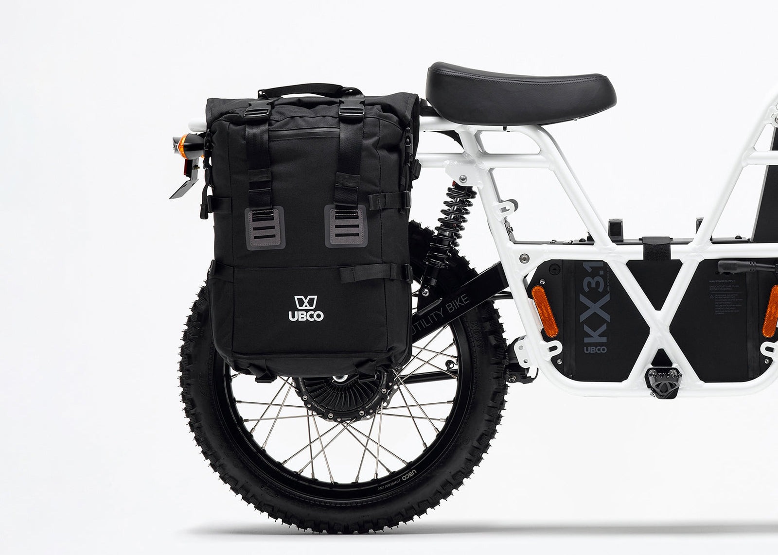 Vista lateral de la UBCO 2x2, enfocando diseño utilitario y neumáticos todoterreno