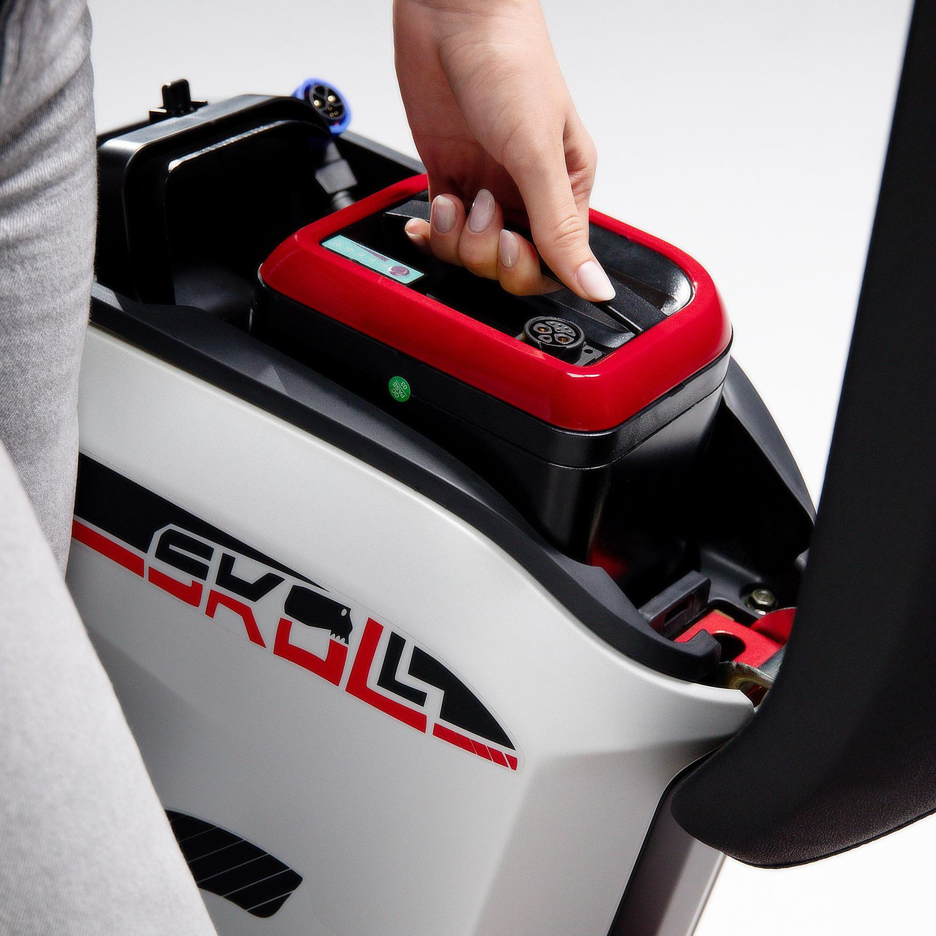 Detalle innovador carga Vespino XXI, simplifica recarga urbana