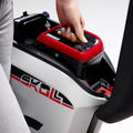 Detalle innovador carga Vespino XXI, simplifica recarga urbana