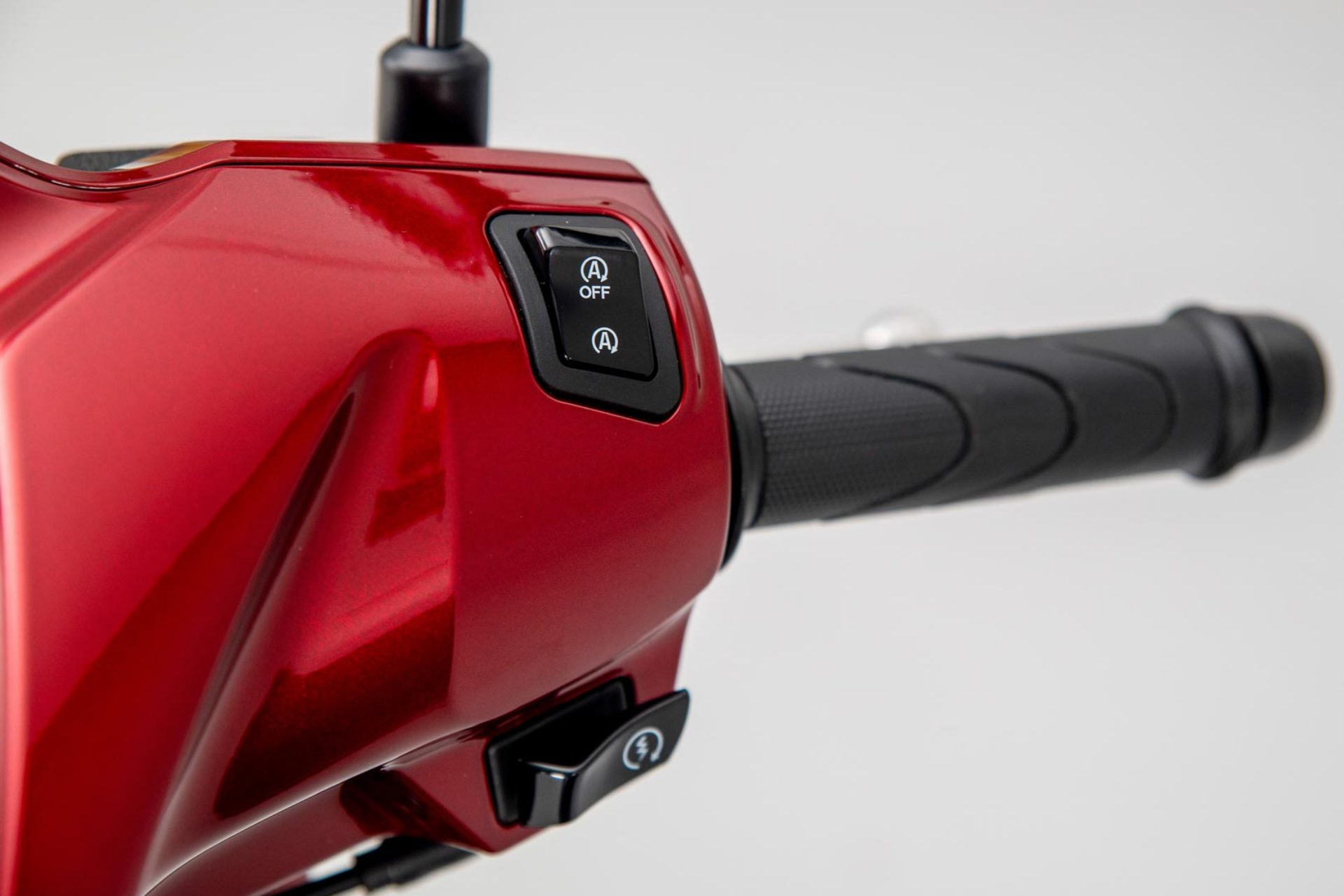 Detalle preciso del mando de luces en Honda Vision 110