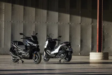 Scooter GT con motor de 34 CV, diseño deportivo y acabados contemporáneos.
