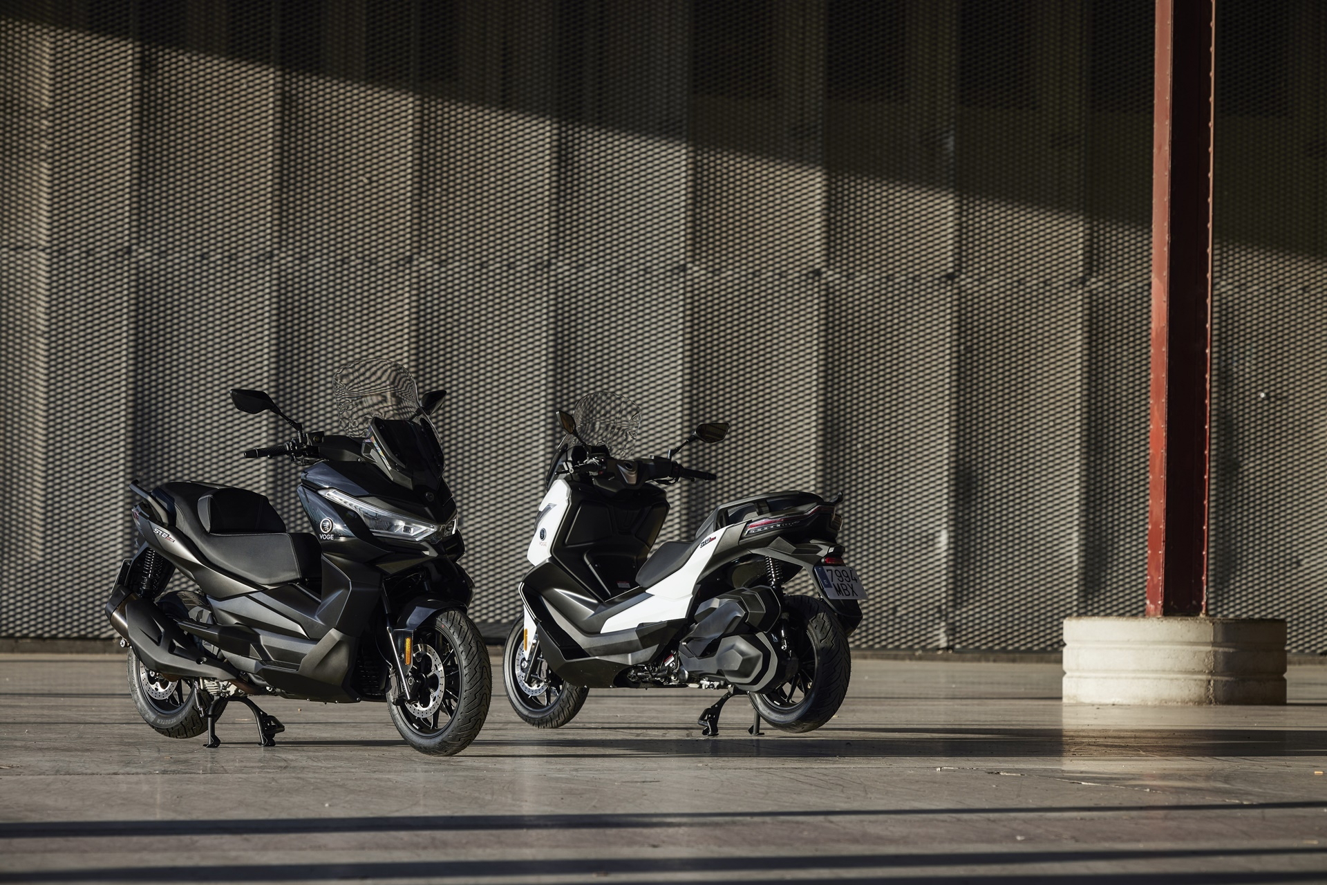 Scooter GT con motor de 34 CV, diseño deportivo y acabados contemporáneos.