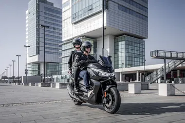Vista lateral del scooter GT Voge SR4 Max-T con motor de 34 CV.