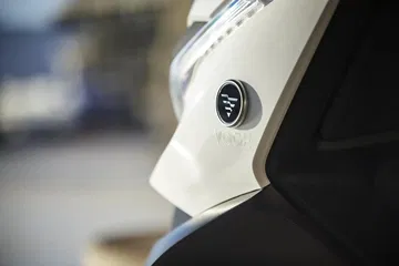 Primer plano del emblema de un scooter, destacando su calidad y diseño.