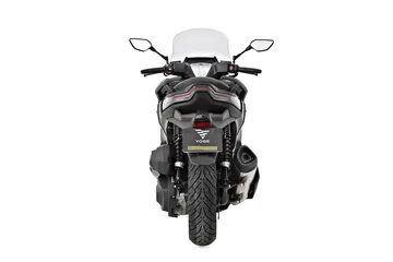 Vista frontal y lateral del Voge SR4 MAX T-19, destacando su diseño GT y motor de 34 CV.