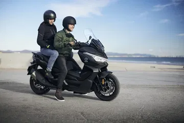 Vista lateral del scooter GT Voge SR4 Max T destacando su diseño aerodinámico y acabado moderno