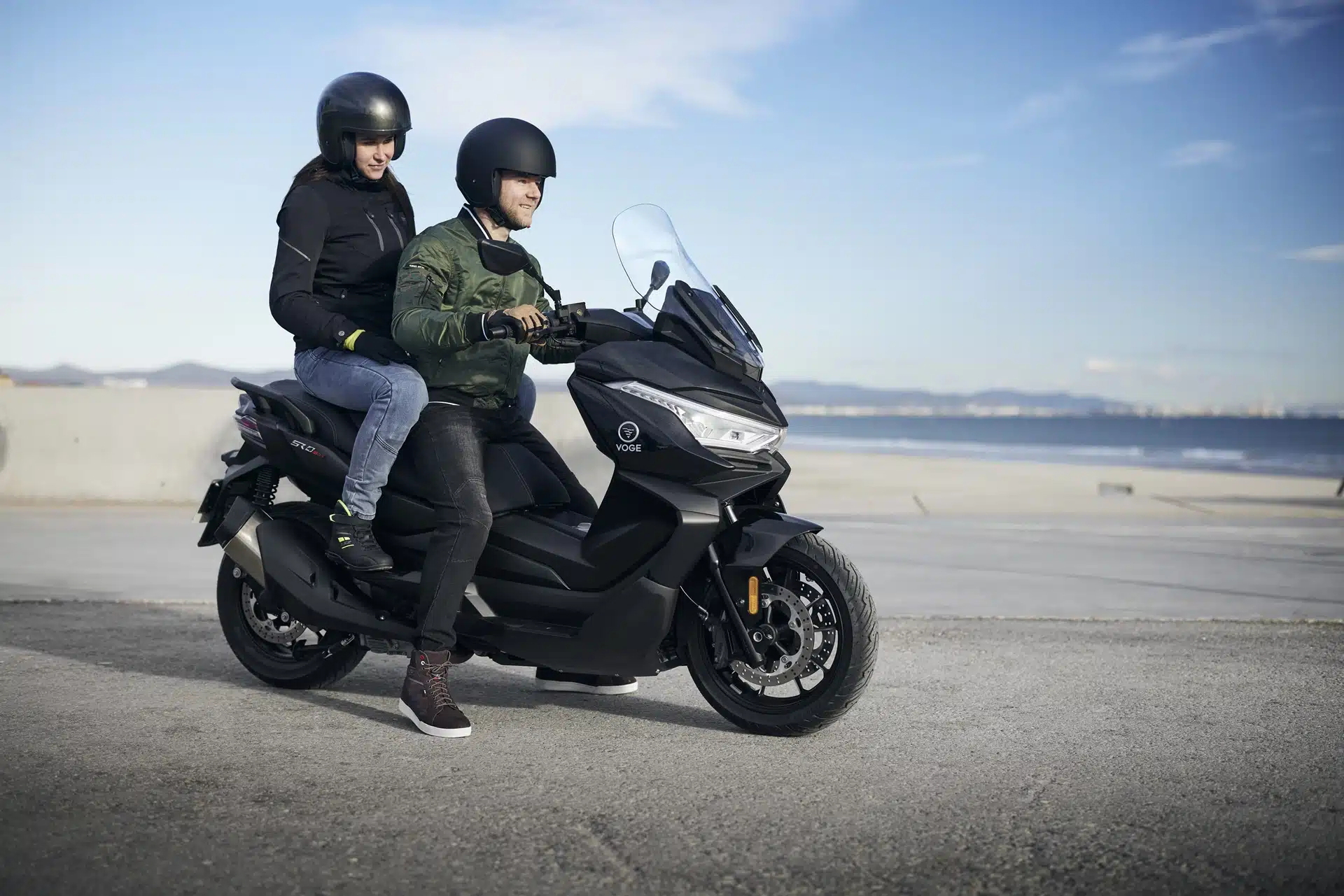 Vista lateral del scooter GT Voge SR4 Max T destacando su diseño aerodinámico y acabado moderno