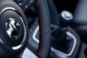 Vista del volante con acabados de calidad y controles integrados.