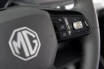 Volante con controles multimedia y emblema MG en relieve.