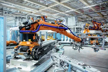 Robots ensamblando componentes en la planta de Volkswagen