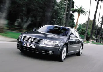 Vista din&aacute;mica del Volkswagen Phaeton enfatizando su elegante dise&ntilde;o.