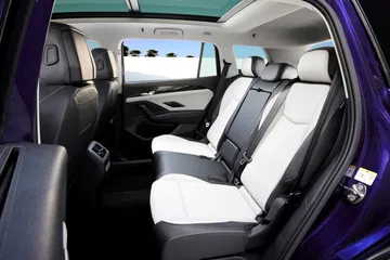 Habitáculo espacioso y acabados de vanguardia en el Volkswagen Tayron 2025.