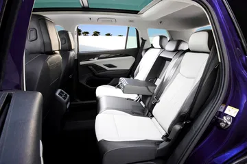 Vista lateral de asientos de piel en Volkswagen Tayron 2025