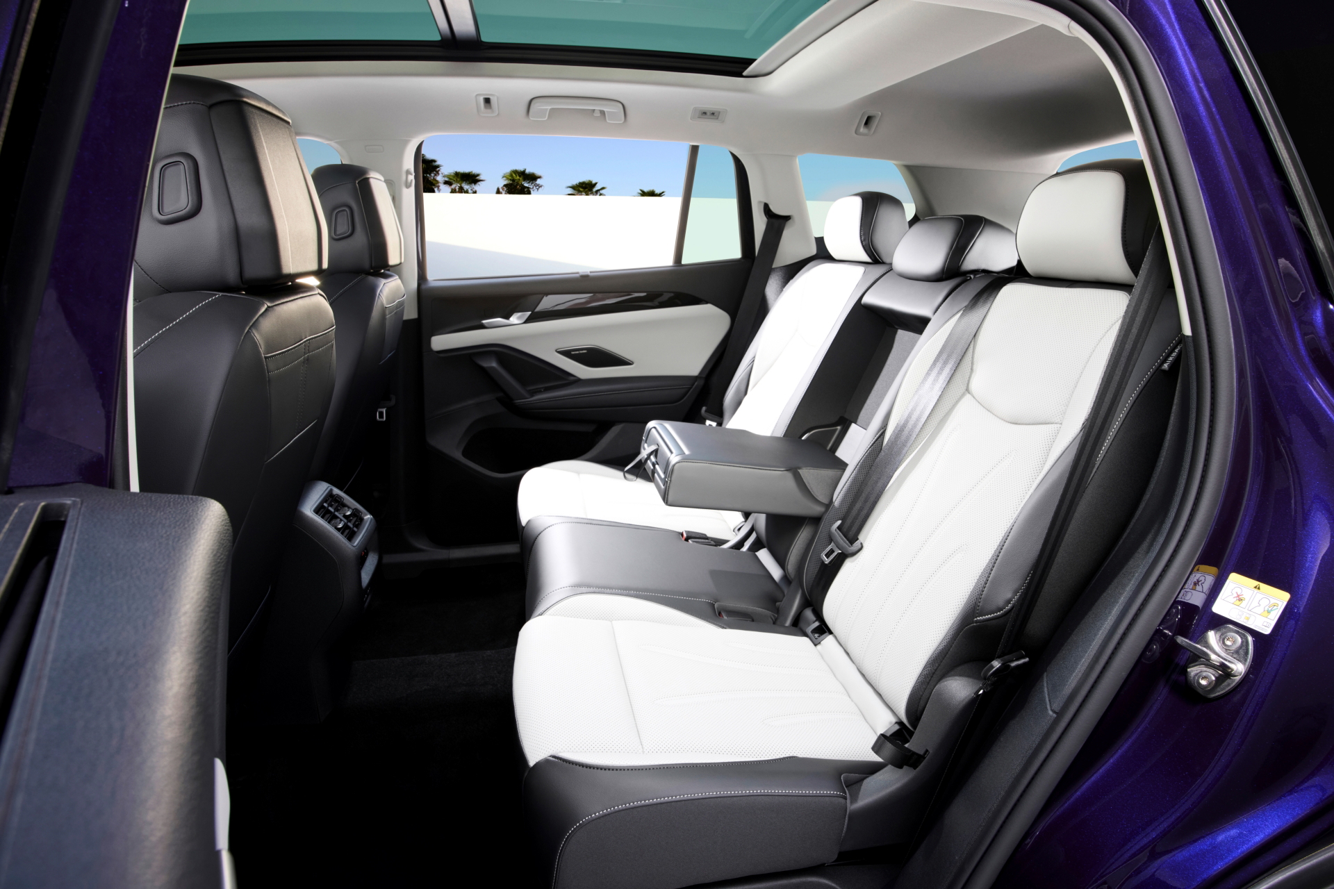 Vista lateral de asientos de piel en Volkswagen Tayron 2025