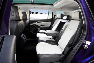 Vista interna del Volkswagen Tayron 2025, destacando su espacioso habitáculo y asientos confortables.