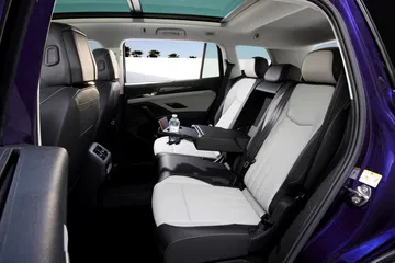 Vista lateral muestra la distribución de asientos y amplitud del Volkswagen Tayron 2025.