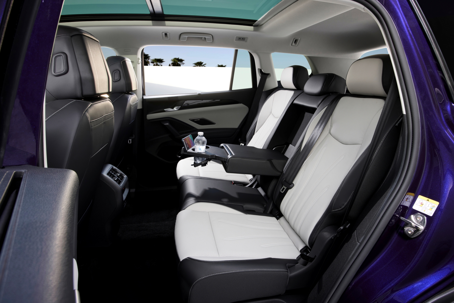 Vista lateral muestra la distribución de asientos y amplitud del Volkswagen Tayron 2025.