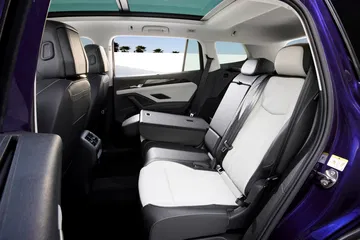 Vista lateral de los asientos de cuero del Volkswagen Tayron 2025.