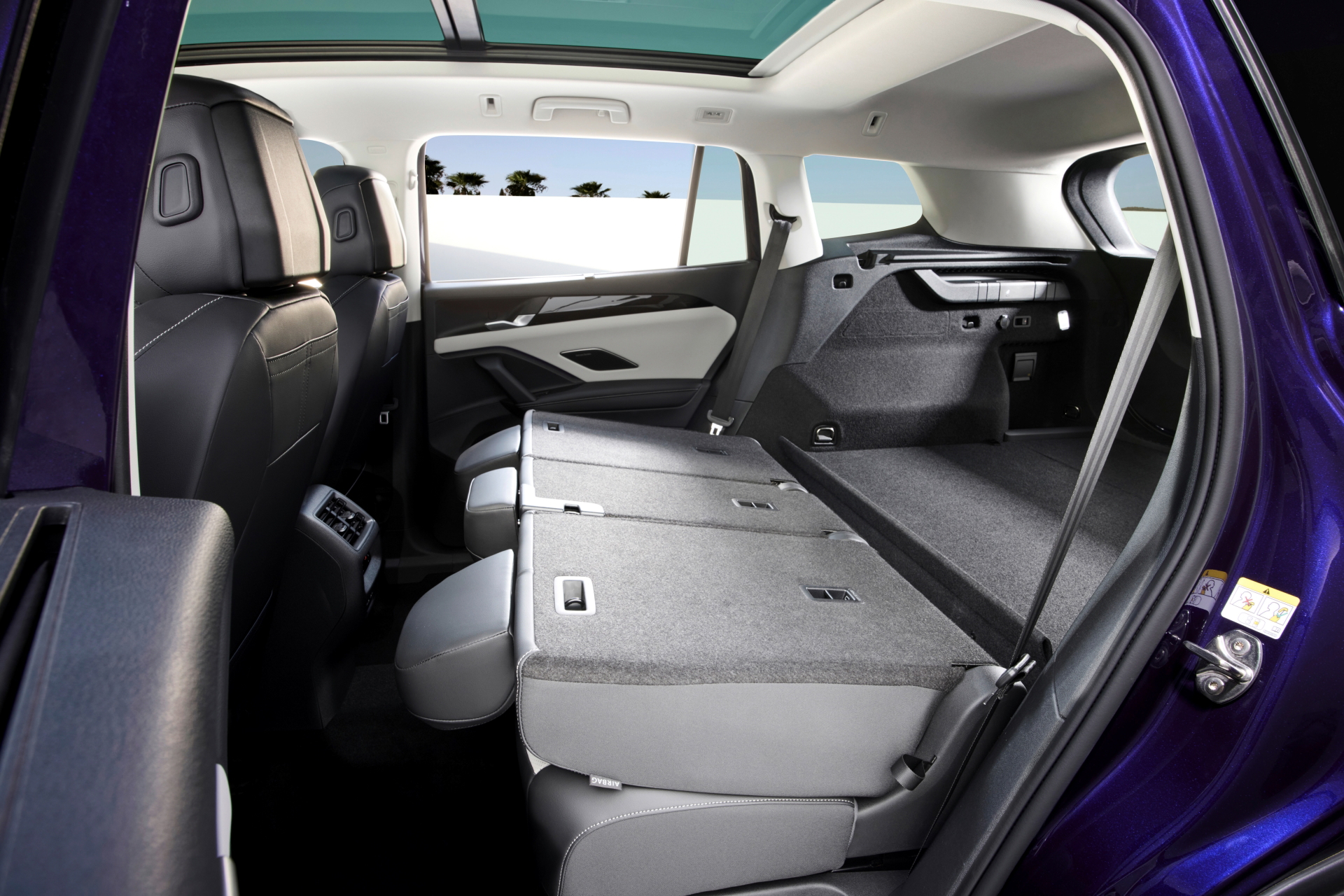 Vista amplia del generoso maletero del Volkswagen Tayron 2025, ideal para familias.