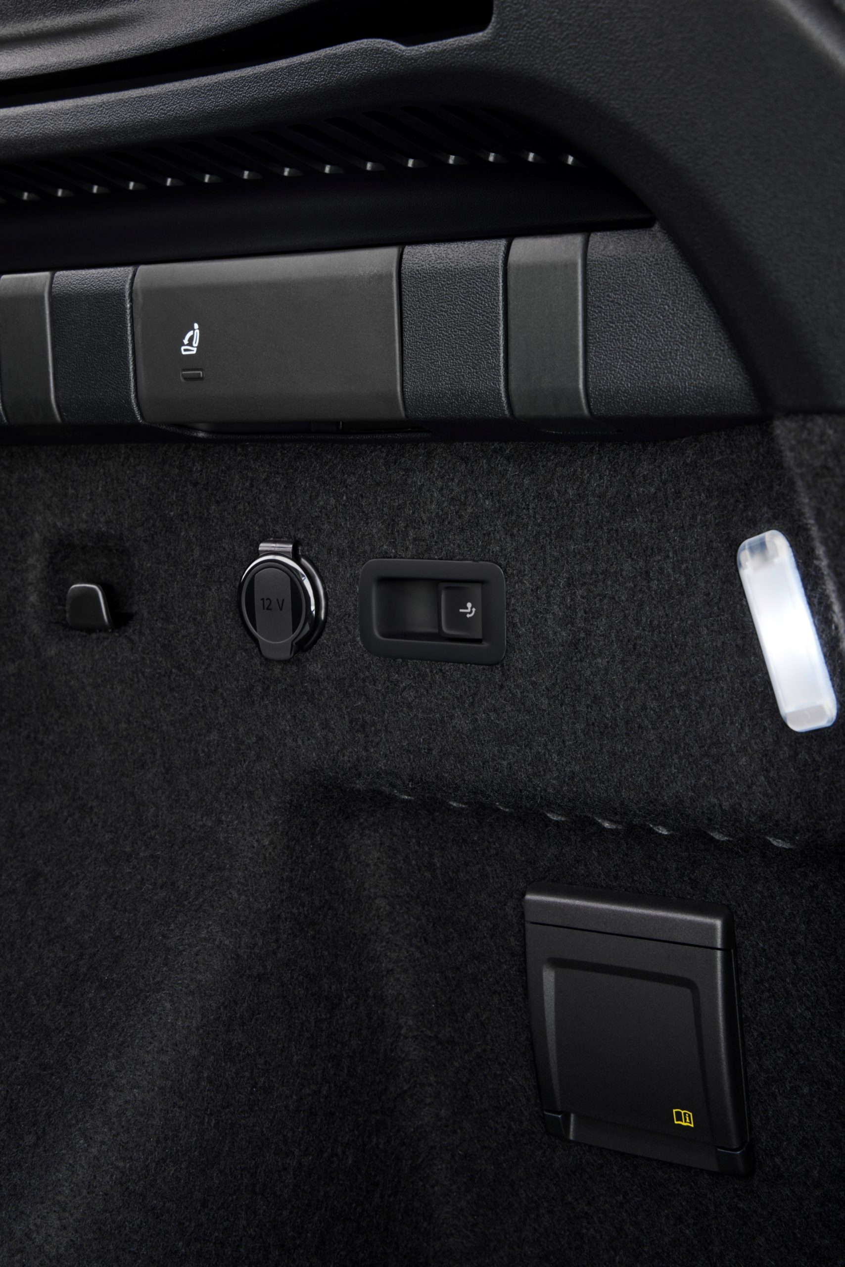 Vista de la calidad y los acabados del interior del Volkswagen Tayron 2025.