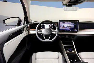 Vistazo al puesto conducción Volkswagen Tayron 2025, tecnología y elegancia.