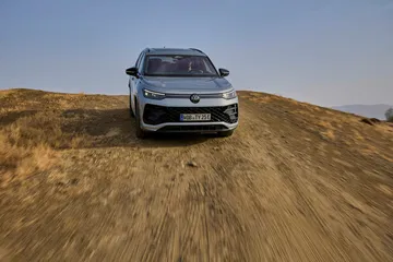 Volkswagen Tayron 2025, SUV con diseño robusto y moderno.