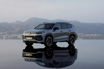 Vista lateral del Volkswagen Tayron que proyecta robustez y diseño moderno.