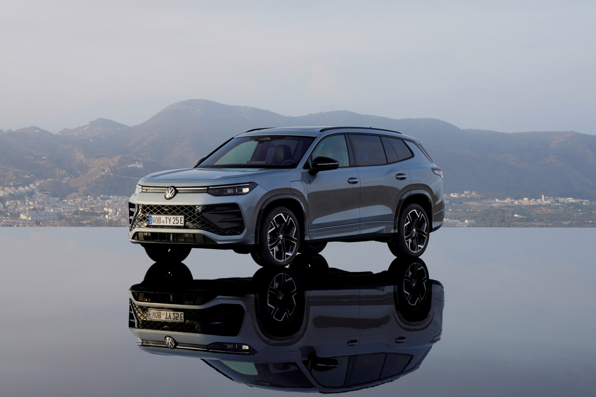 Vista lateral del Volkswagen Tayron que proyecta robustez y diseño moderno.