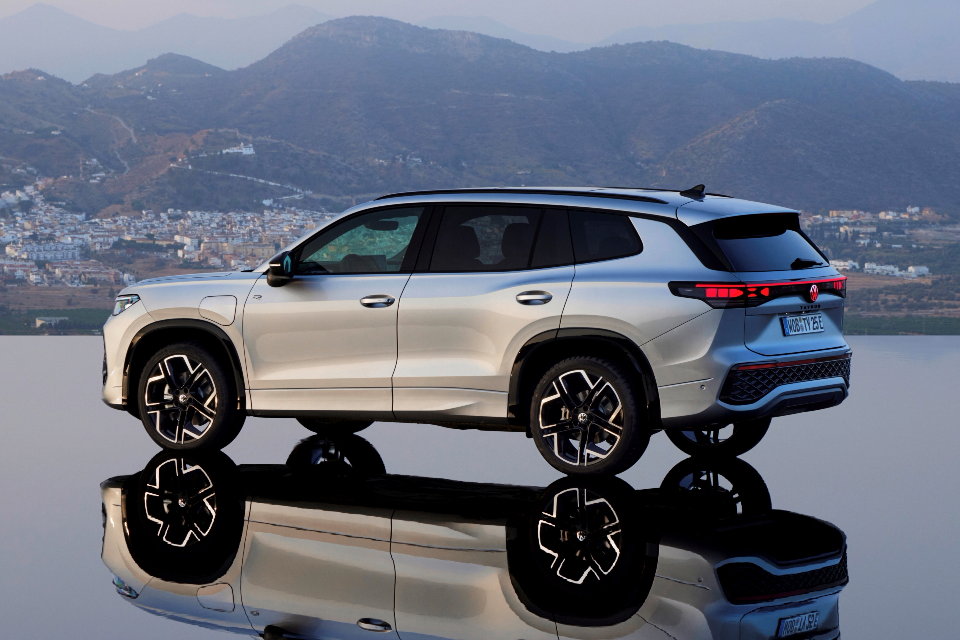 Perfil del nuevo Volkswagen Tayron, mostrando un diseño robusto y moderno.