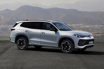 Volkswagen Tayron, ángulo lateral mostrando diseño dinámico y robustez.