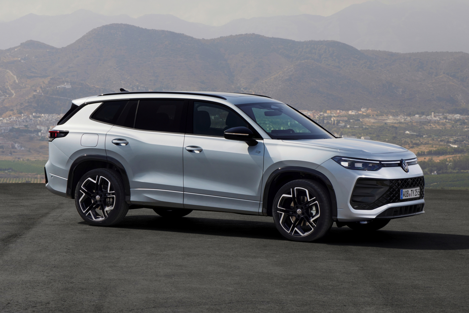 Volkswagen Tayron, ángulo lateral mostrando diseño dinámico y robustez.