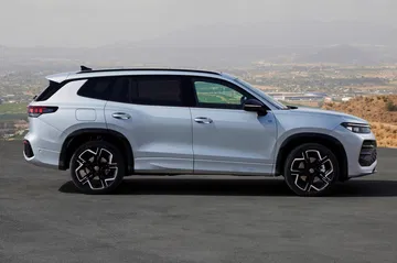 Vista lateral del Volkswagen Tayron 2025, mostrando su línea y diseño moderno.