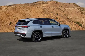 Vista de un Volkswagen Tayron 2025, mostrando sus líneas modernas y diseño robusto.