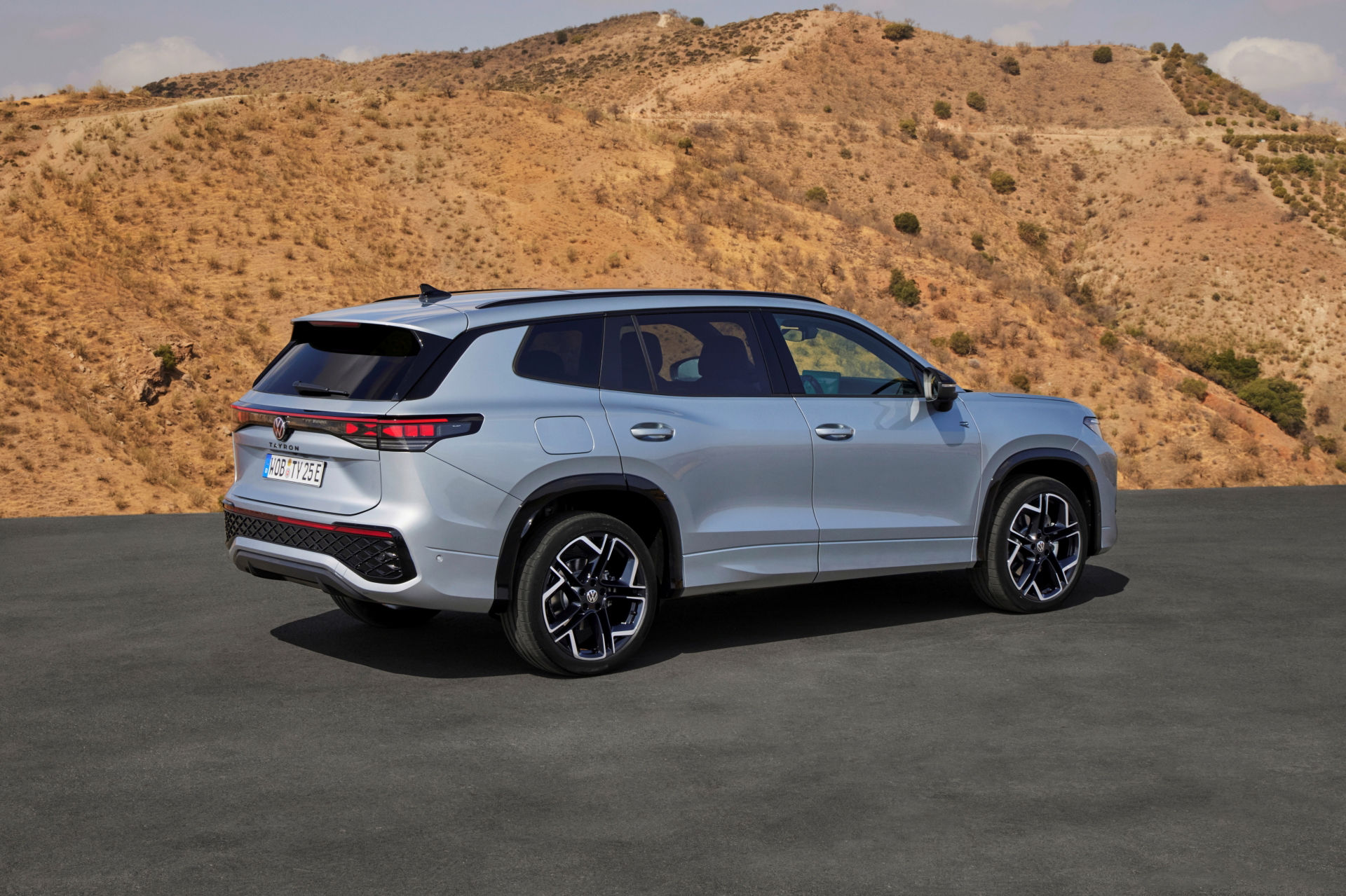 Vista de un Volkswagen Tayron 2025, mostrando sus líneas modernas y diseño robusto.