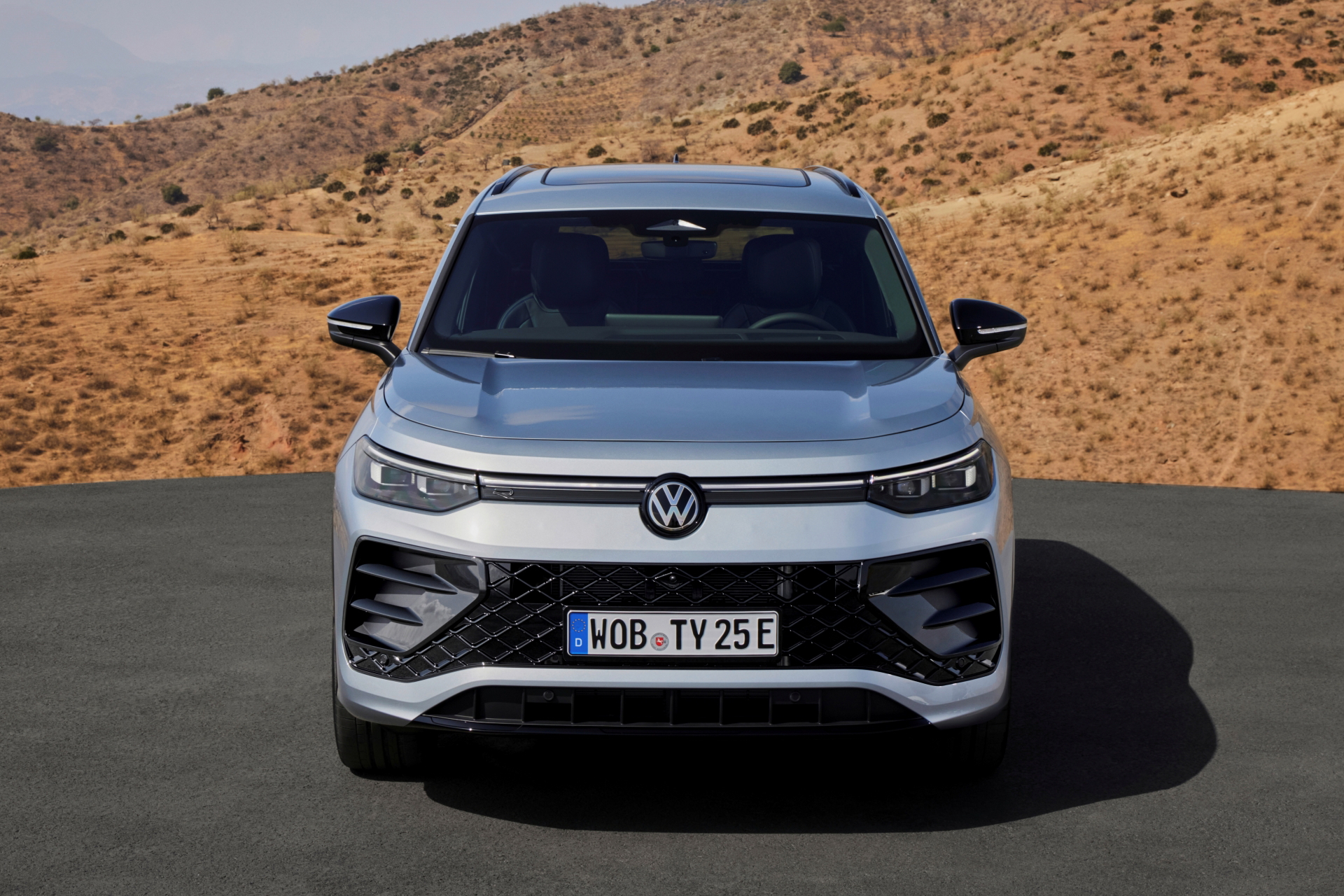 Vista frontal del Volkswagen Tayron 2025, destacando su diseño robusto y moderno.