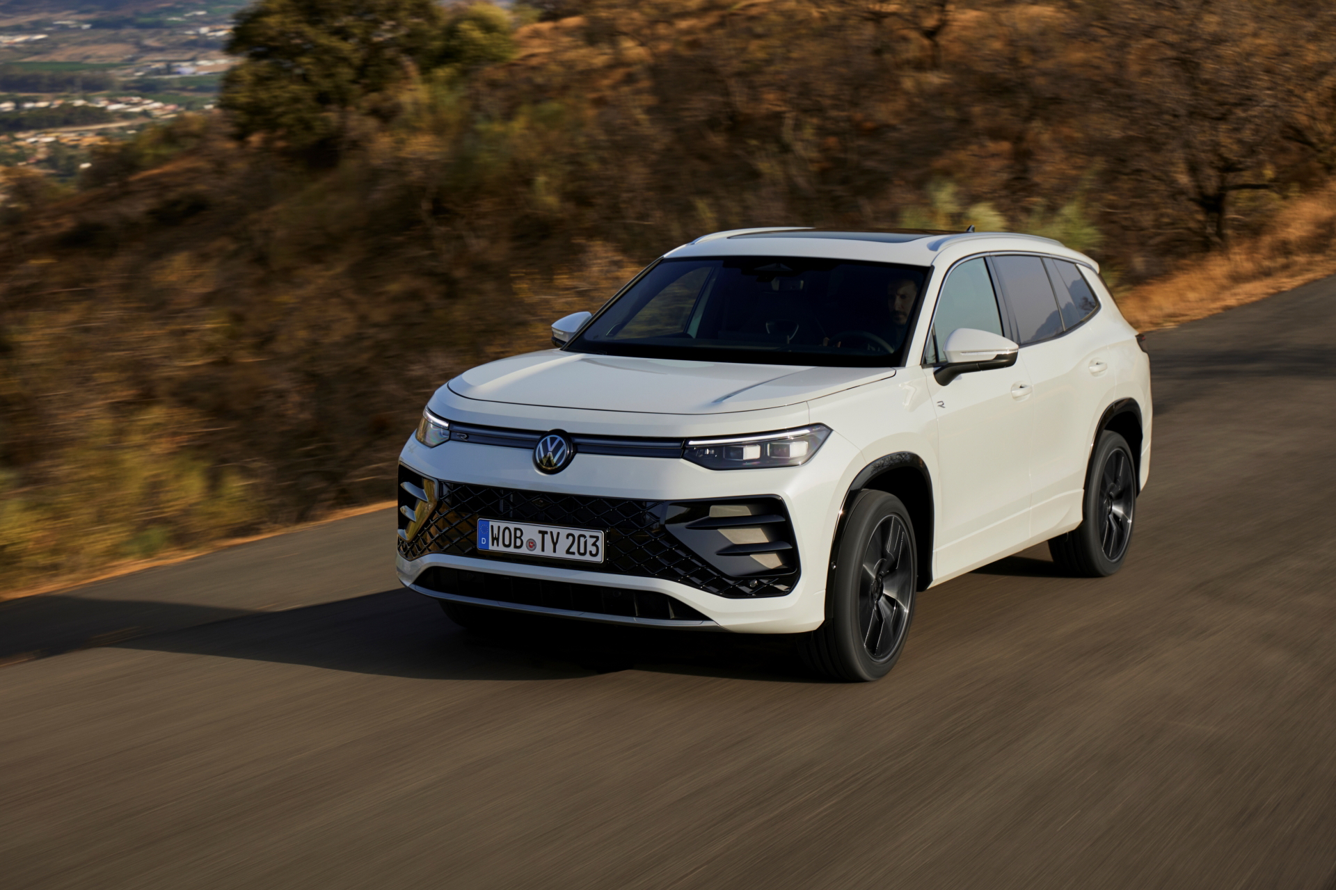 Vista dinámica del Volkswagen Tayron 2025, destacando su diseño moderno y robustez.